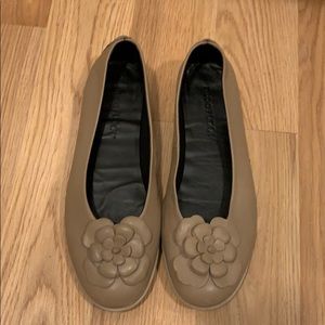 Women’s taupe ballet flats Size 8